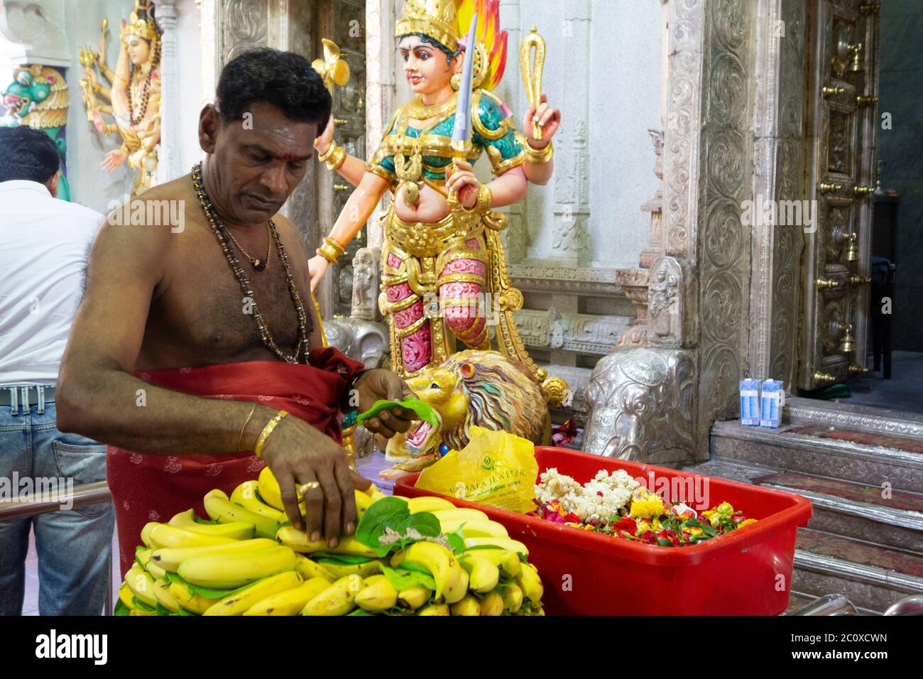 Religiöser Offizier im Sri Srinivasa Perumal Tempel. Little India. Singapur Stockfoto