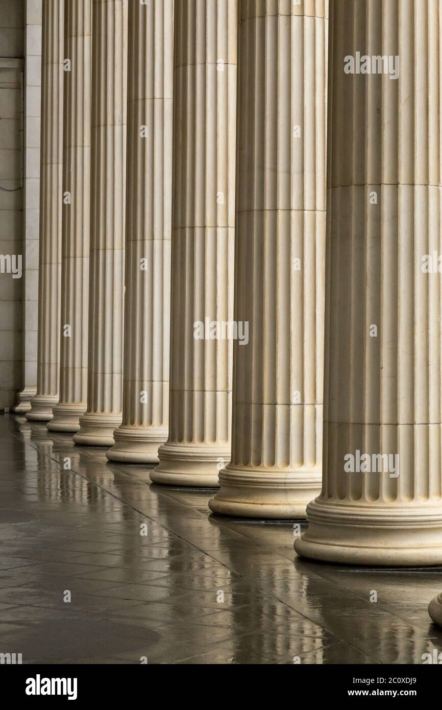 Viele alte griechische Säulen mit Spiegelung Stockfoto