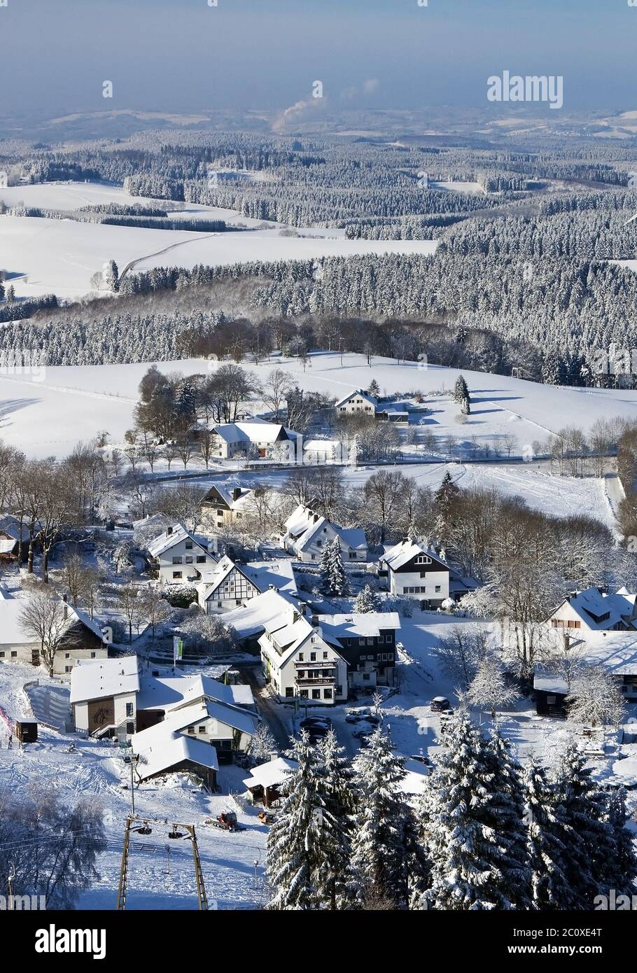 Siedlung Wildewiese in der verschneiten Landschaft, Sundern, Sauerland, Nordrhein-Westfalen, Deutschland Stockfoto