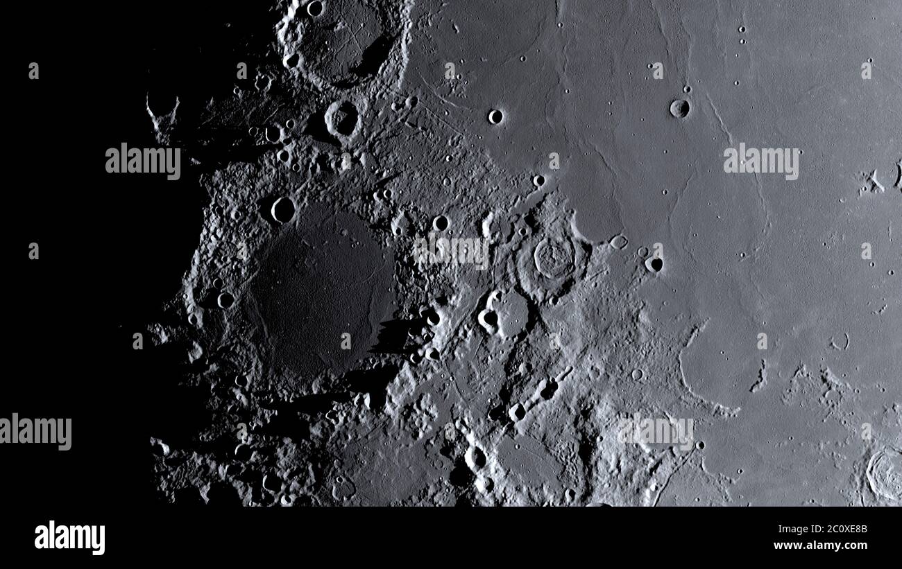 Kunstwerk des Terminators auf dem Mond, der Schatten der Berge und Kraterränder zeigt. Stockfoto