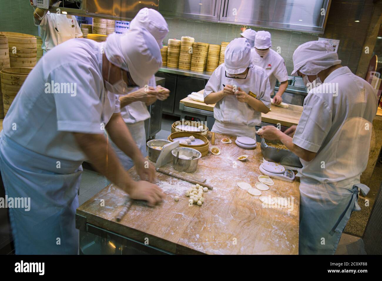 Kochstellen bei der Arbeit in DIN Tai Fung offene Küche. Marina Bay Sands. Singapur Stockfoto