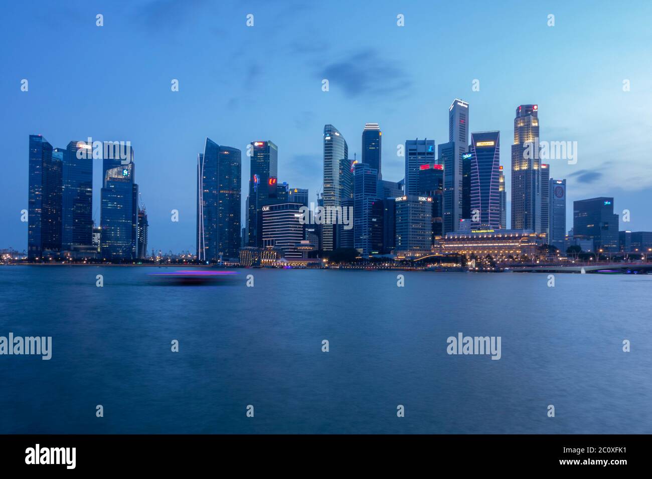 Nachtansicht der Skyline von Downtown Singapur von Marina Bay. Singapur. Stockfoto