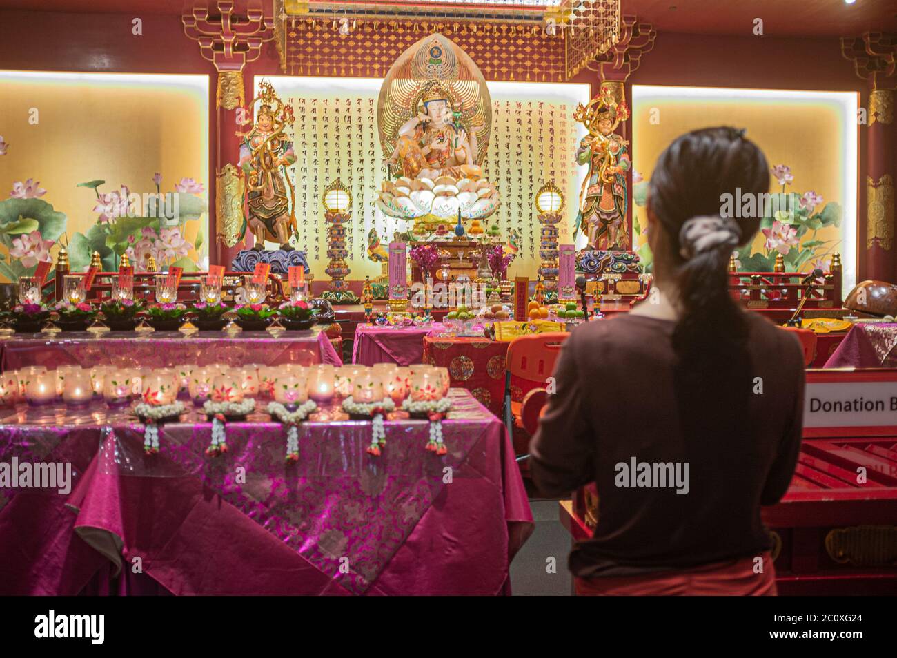 Gebet im Buddha Zahnrelikatempel. Chinatown. Singapur Stockfoto