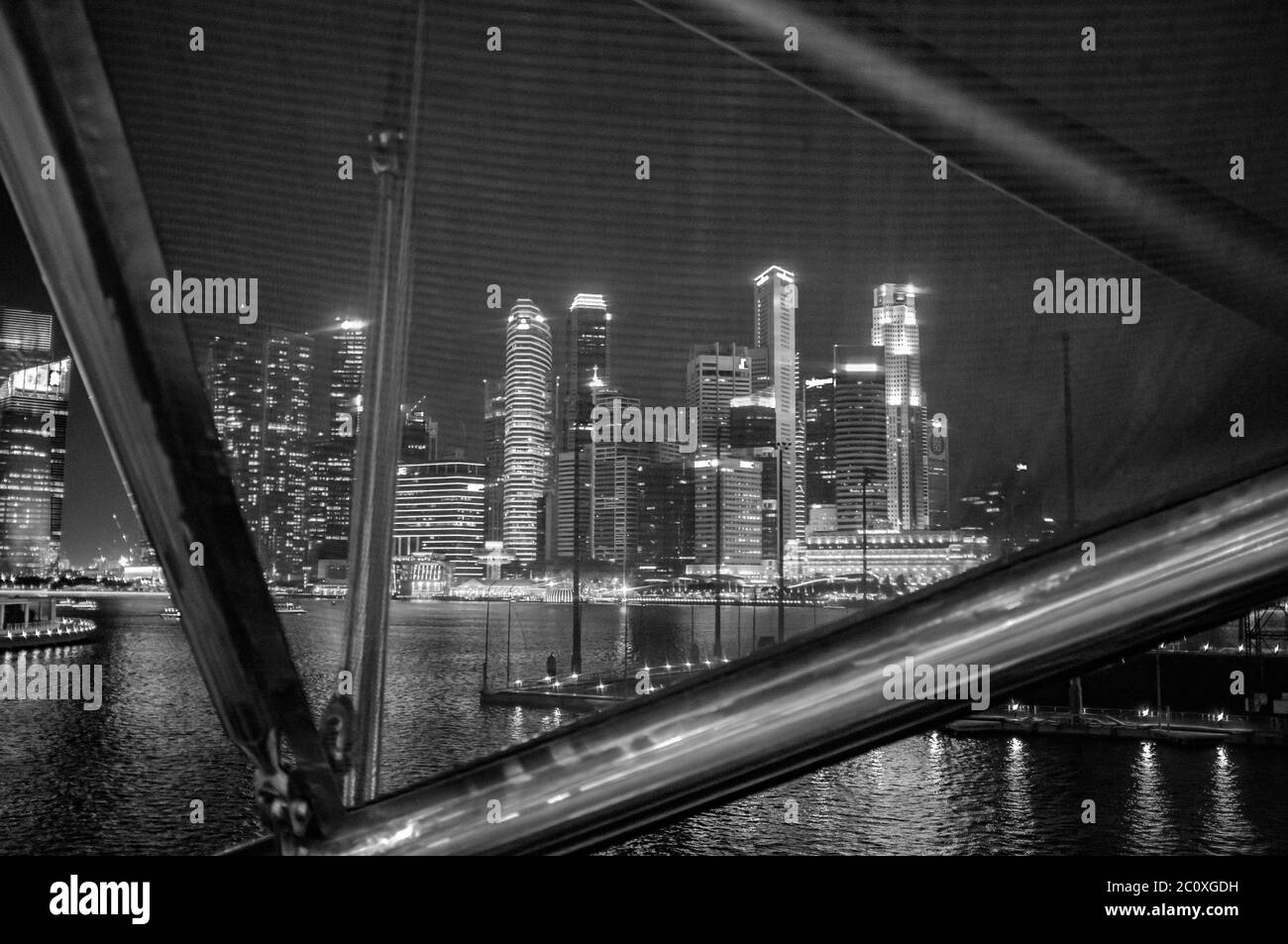 Nachtansicht der Skyline von Downtown Singapur von Marina Bay. Singapur. Stockfoto