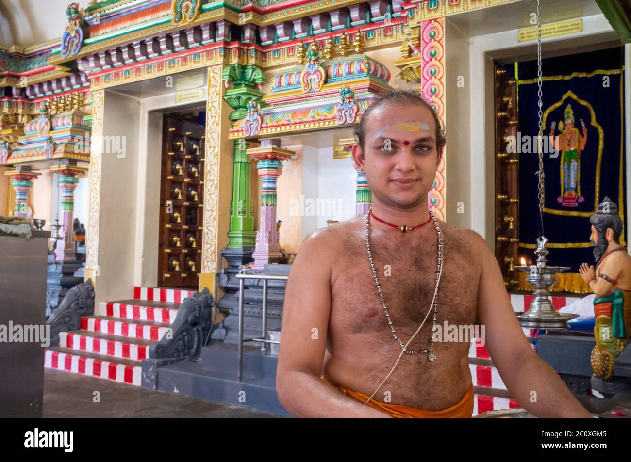 Hinduistischer religiöser Beamter. Sri Mariamman Tempel. Chinatown. Singapur Stockfoto