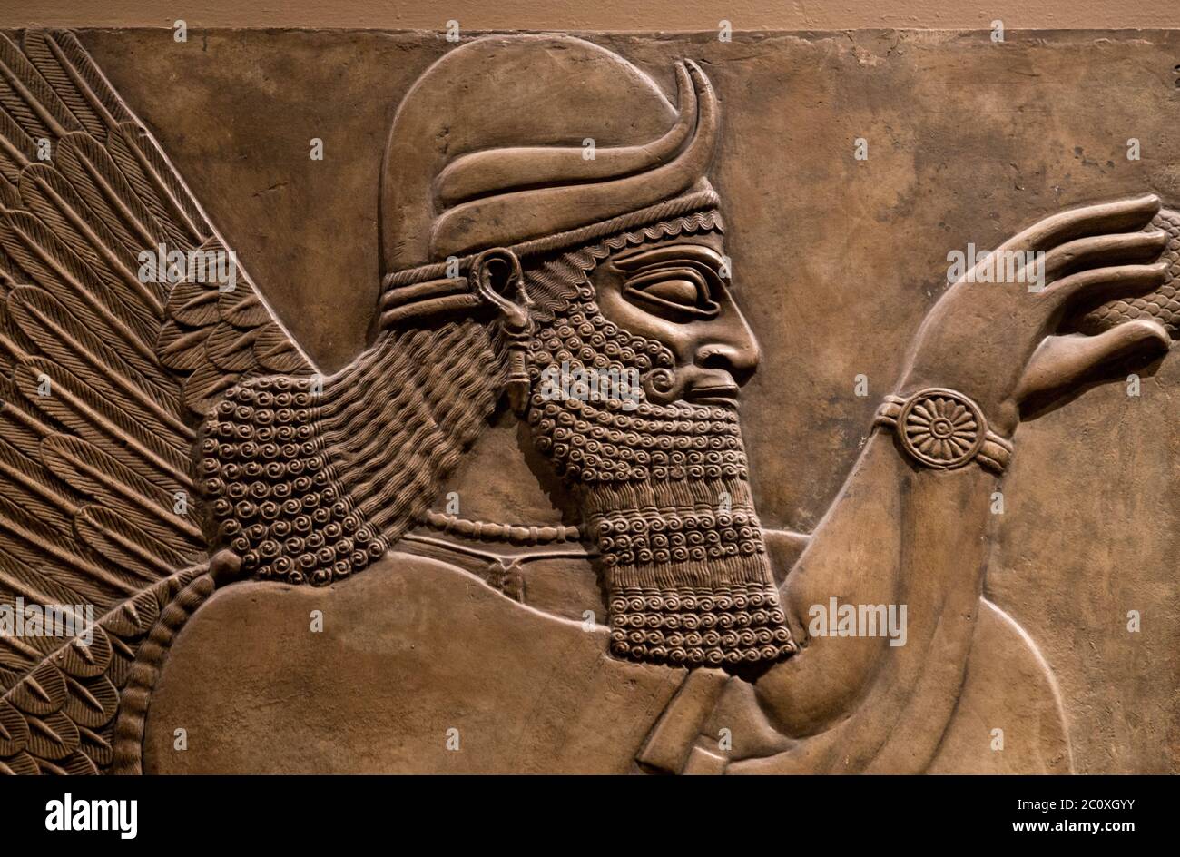 Altes Relief eines assyrischen gottes Stockfoto