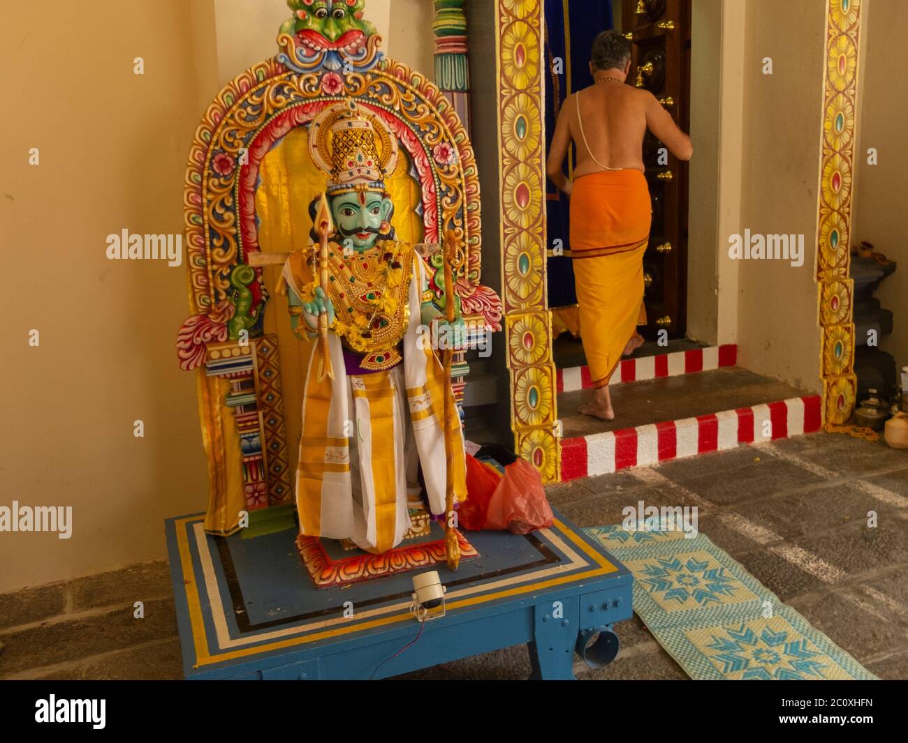 Hinduistischer religiöser Offizier und murti (Gottheit oder zeremonielle Statuen). Sri Mariamman Tempel. Chinatown. Singapur Stockfoto