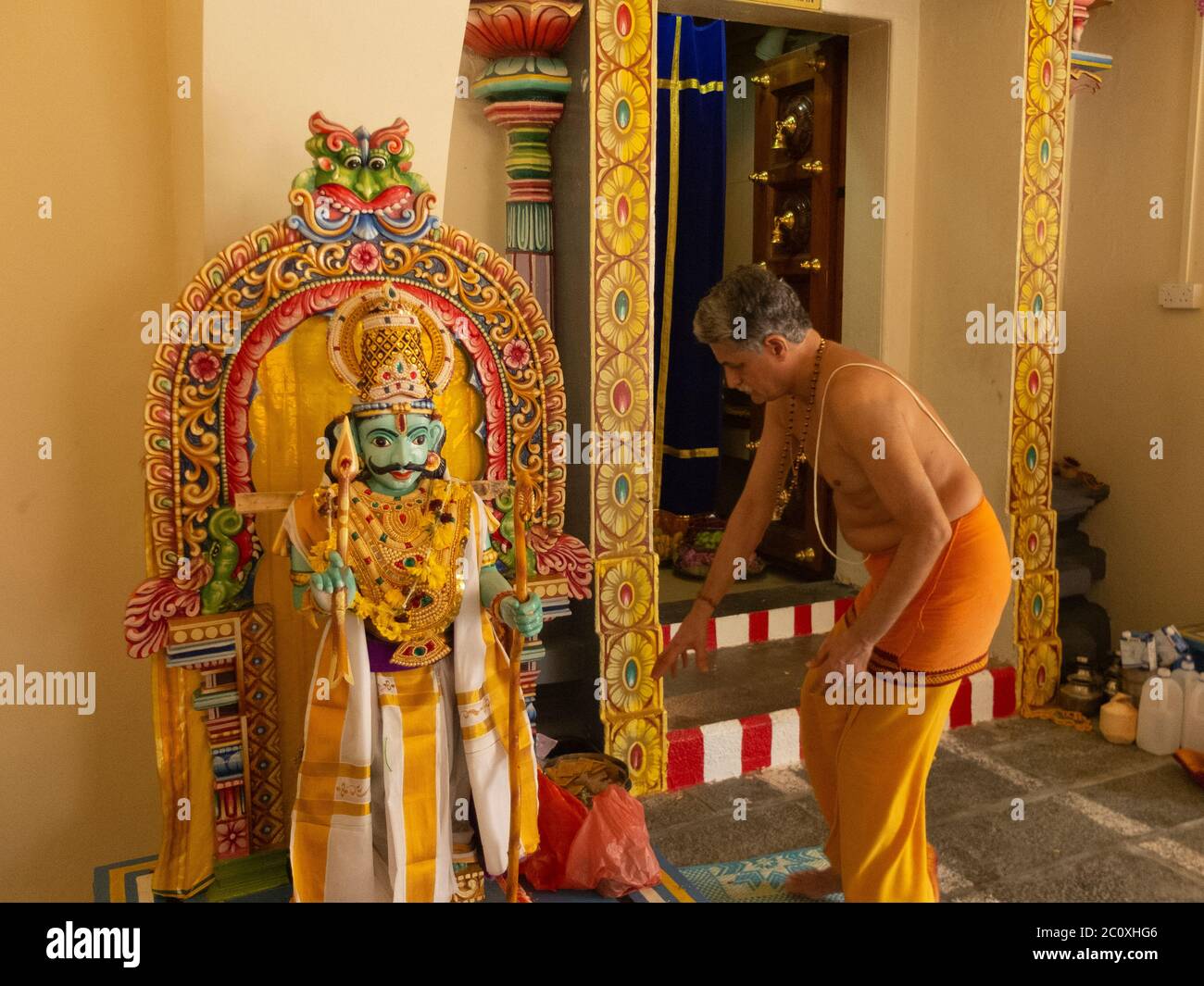 Hinduistischer religiöser Offizier und murti (Gottheit oder zeremonielle Statuen). Sri Mariamman Tempel. Chinatown. Singapur Stockfoto