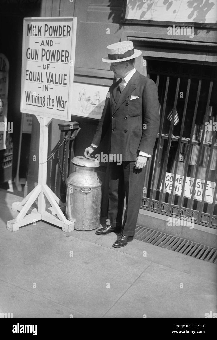 Sänger John Barnes Wells mit Milchkanne und Zeichen Förderung Ausschuss für freie Milch für Frankreich, die Geld gesammelt, um Milchpulver nach Frankreich während des Ersten Weltkriegs zu senden, Bain News Service, 1918 Stockfoto