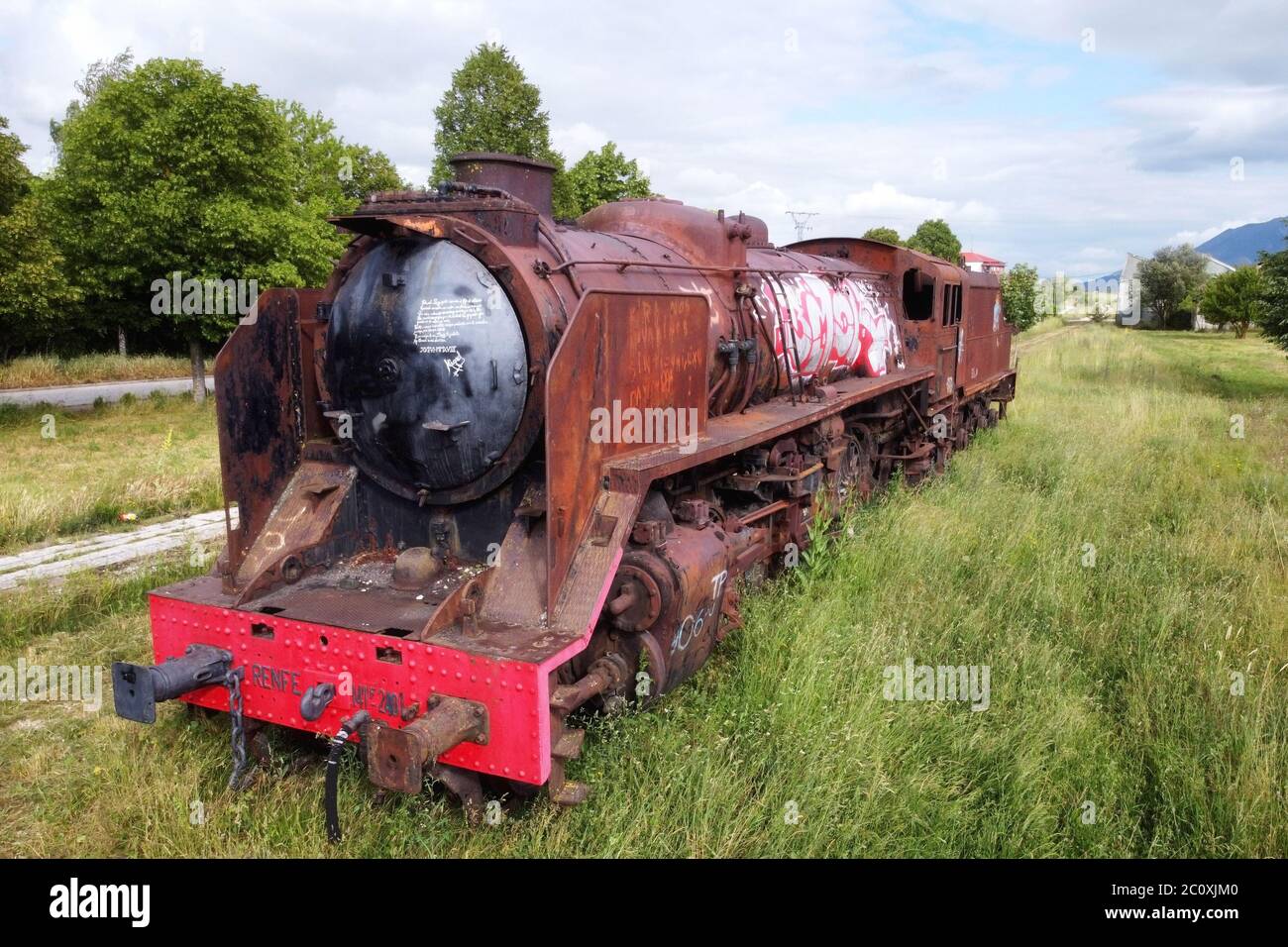 Friedhof der alten Züge. Luftaufnahme einer alten verlassenen rostigen Dampfeisenbahn. Hochwertige 4k-Aufnahmen Stockfoto