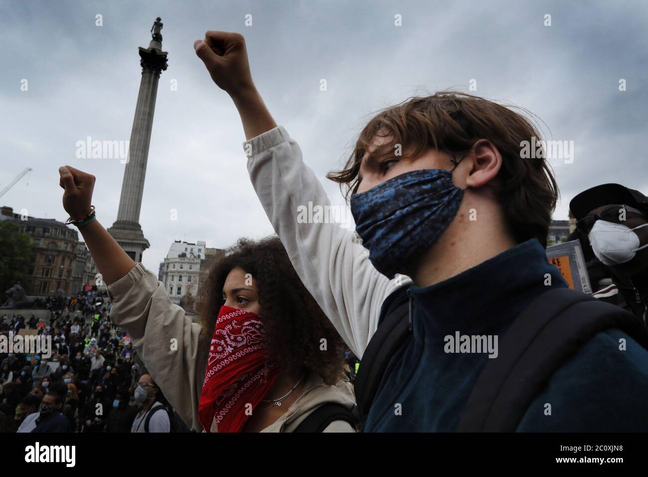 London, Großbritannien. Juni 2020. Demonstranten nehmen am 12. Juni 2020 in London, Großbritannien, an einem Protest Teil. Wichtige Statuen und Denkmäler in London, darunter das Cenotaph in Whitehall, Statuen von Winston Churchill und Nelson Mandela, sollen vor geplanten Protesten der Black Lives Matter an diesem Wochenende abgedeckt und geschützt werden, sagte Bürgermeister Sadiq Khan am Freitag. Proteste in London und anderen britischen Städten begannen nach dem Tod des unbewaffneten Afrikaners George Floyd am 25. Mai in Minneapolis in den Vereinigten Staaten. Quelle: Tim Ireland/Xinhua/Alamy Live News Stockfoto