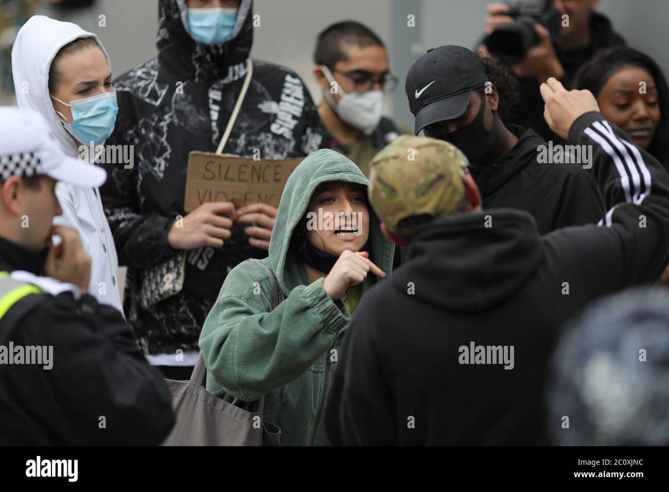 London, Großbritannien. Juni 2020. Demonstranten argumentieren während eines Protestes in London, Großbritannien, am 12. Juni 2020. Wichtige Statuen und Denkmäler in London, darunter das Cenotaph in Whitehall, Statuen von Winston Churchill und Nelson Mandela, sollen vor geplanten Protesten der Black Lives Matter an diesem Wochenende abgedeckt und geschützt werden, sagte Bürgermeister Sadiq Khan am Freitag. Proteste in London und anderen britischen Städten begannen nach dem Tod des unbewaffneten Afrikaners George Floyd am 25. Mai in Minneapolis in den Vereinigten Staaten. Quelle: Tim Ireland/Xinhua/Alamy Live News Stockfoto