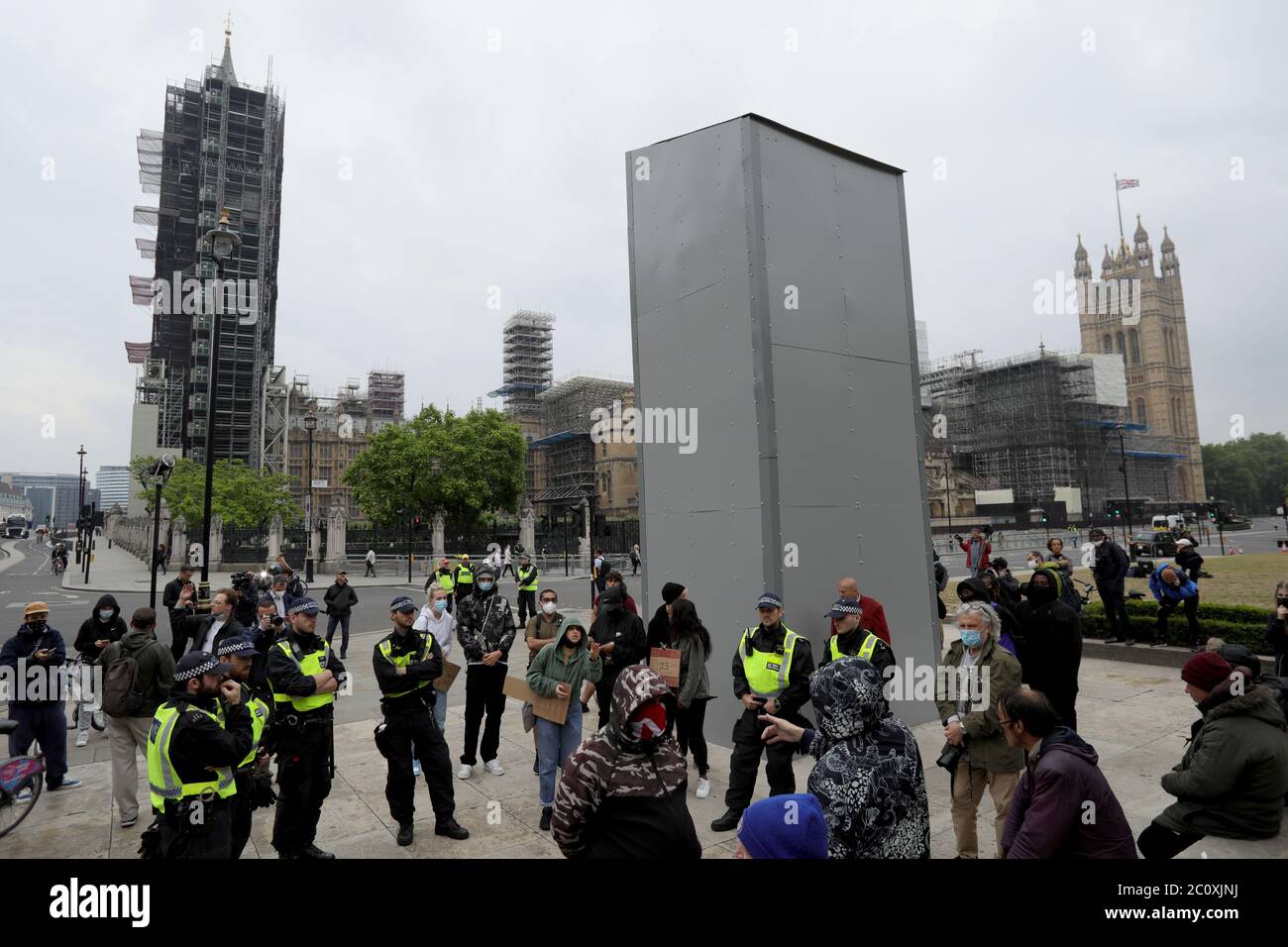 (200612) -- LONDON, 12. Juni 2020 (Xinhua) -- bei einem Protest in London, Großbritannien, am 12. Juni 2020 streiten sich Menschen neben einer Schutzbox, die um die Statue von Winston Churchill herum angebracht ist. Wichtige Statuen und Denkmäler in London, darunter das Cenotaph in Whitehall, Statuen von Winston Churchill und Nelson Mandela, sollen vor geplanten Protesten der Black Lives Matter an diesem Wochenende abgedeckt und geschützt werden, sagte Bürgermeister Sadiq Khan am Freitag. Proteste in London und anderen britischen Städten begannen nach dem Tod des unbewaffneten Afrikaners George Floyd am 25. Mai in Minneapolis in den Vereinigten Staaten. (Foto b Stockfoto