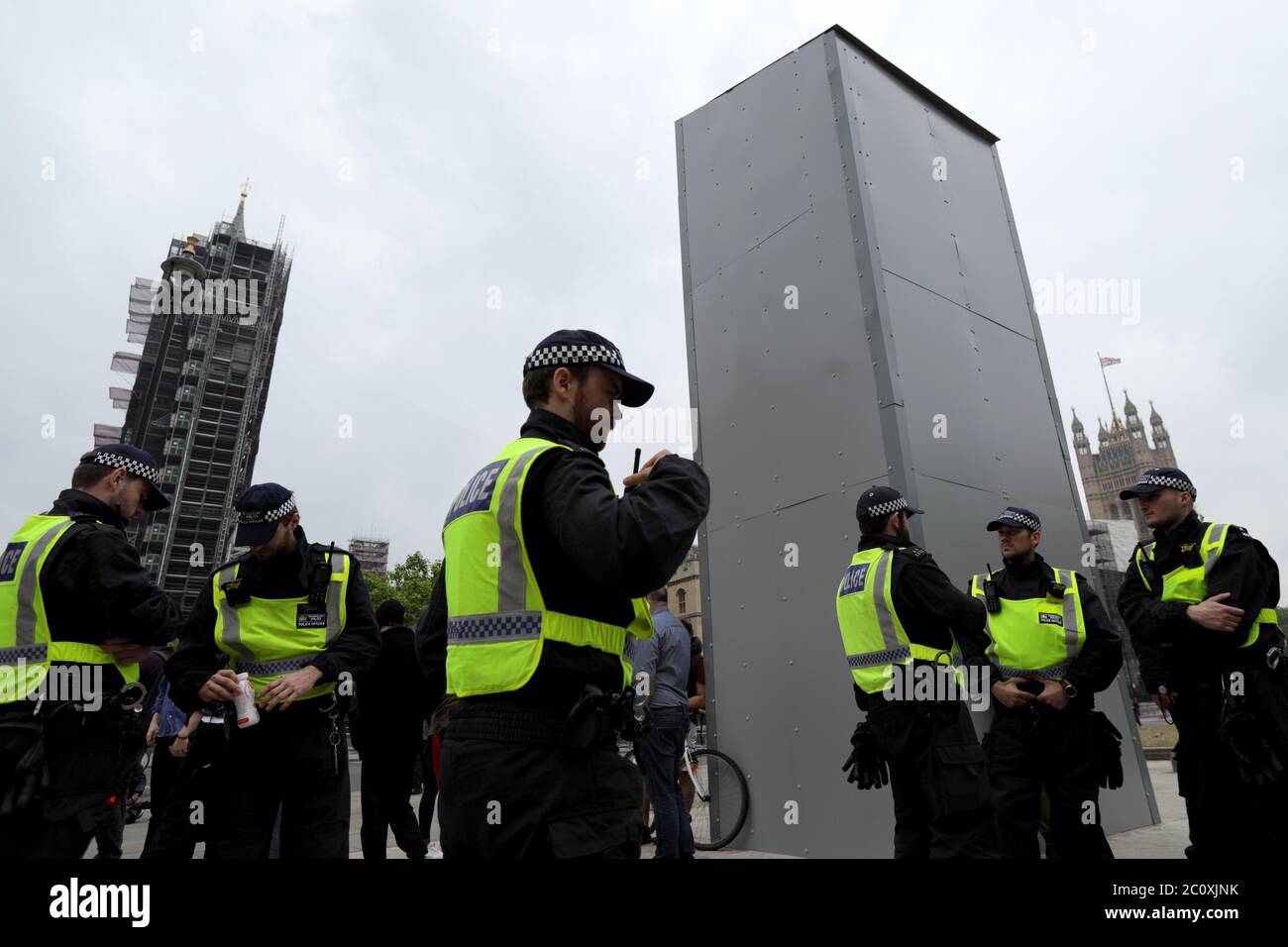 (200612) -- LONDON, 12. Juni 2020 (Xinhua) -- Polizeibeamte stehen Wache neben einer Schutzbox, die um die Statue von Winston Churchill während eines Protestes in London, Großbritannien, am 12. Juni 2020 angebracht ist. Wichtige Statuen und Denkmäler in London, darunter das Cenotaph in Whitehall, Statuen von Winston Churchill und Nelson Mandela, sollen vor geplanten Protesten der Black Lives Matter an diesem Wochenende abgedeckt und geschützt werden, sagte Bürgermeister Sadiq Khan am Freitag. Proteste in London und anderen britischen Städten begannen nach dem Tod des unbewaffneten Afrikaners George Floyd am 25. Mai in Minneapolis der Vereinigten Staaten Stockfoto