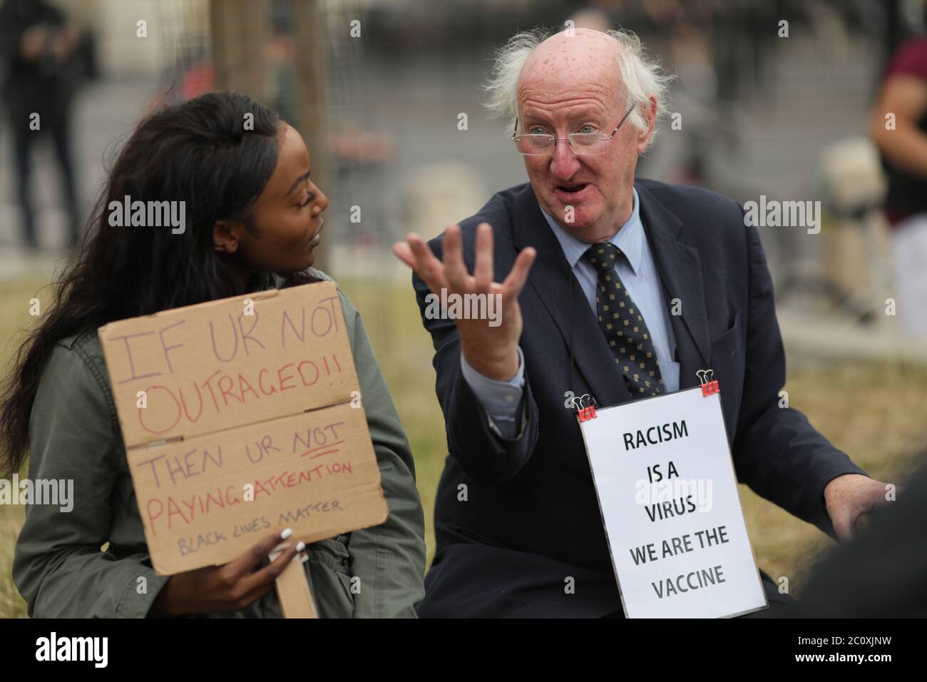 London, Großbritannien. Juni 2020. Demonstranten diskutieren am 12. Juni 2020 bei einem Protest in London, Großbritannien. Wichtige Statuen und Denkmäler in London, darunter das Cenotaph in Whitehall, Statuen von Winston Churchill und Nelson Mandela, sollen vor geplanten Protesten der Black Lives Matter an diesem Wochenende abgedeckt und geschützt werden, sagte Bürgermeister Sadiq Khan am Freitag. Proteste in London und anderen britischen Städten begannen nach dem Tod des unbewaffneten Afrikaners George Floyd am 25. Mai in Minneapolis in den Vereinigten Staaten. Quelle: Tim Ireland/Xinhua/Alamy Live News Stockfoto