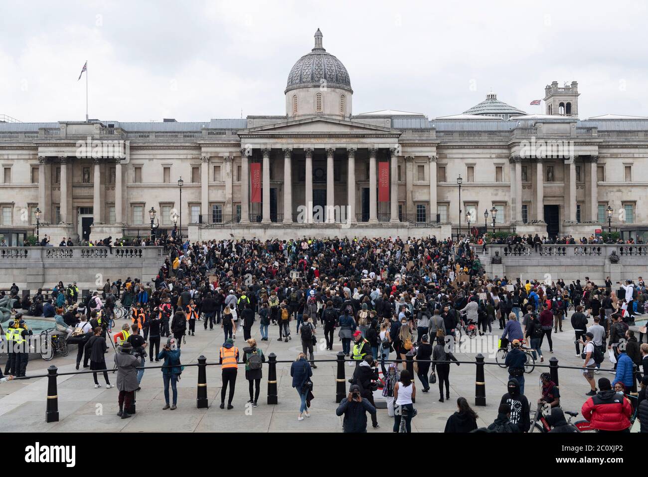 London, Großbritannien. Juni 2020. Demonstranten nehmen am 12. Juni 2020 am Trafalgar Square in London, Großbritannien, Teil. Wichtige Statuen und Denkmäler in London, darunter das Cenotaph in Whitehall, Statuen von Winston Churchill und Nelson Mandela, sollen vor geplanten Protesten der Black Lives Matter an diesem Wochenende abgedeckt und geschützt werden, sagte Bürgermeister Sadiq Khan am Freitag. Proteste in London und anderen britischen Städten begannen nach dem Tod des unbewaffneten Afrikaners George Floyd am 25. Mai in Minneapolis in den Vereinigten Staaten. Quelle: Ray Tang/Xinhua/Alamy Live News Stockfoto