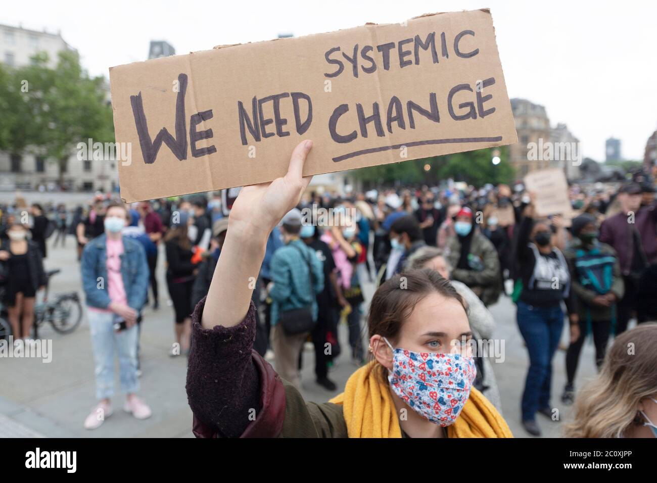 London, Großbritannien. Juni 2020. Demonstranten nehmen am 12. Juni 2020 in London, Großbritannien, an einem Protest Teil. Wichtige Statuen und Denkmäler in London, darunter das Cenotaph in Whitehall, Statuen von Winston Churchill und Nelson Mandela, sollen vor geplanten Protesten der Black Lives Matter an diesem Wochenende abgedeckt und geschützt werden, sagte Bürgermeister Sadiq Khan am Freitag. Proteste in London und anderen britischen Städten begannen nach dem Tod des unbewaffneten Afrikaners George Floyd am 25. Mai in Minneapolis in den Vereinigten Staaten. Quelle: Ray Tang/Xinhua/Alamy Live News Stockfoto