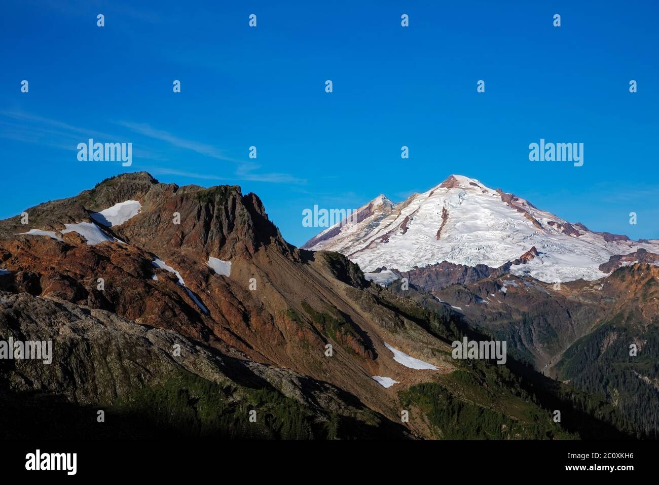 WA16714-00...WASHINGTON - früher Lichteinfall auf Mount Baker in der Mount Baker Wilderness Area von Mount Baker - Snqualmie National Forest. Stockfoto