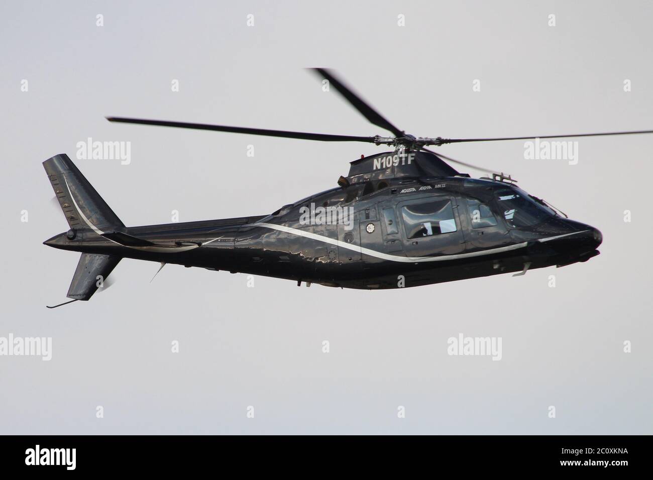 N109TF, eine Agusta A109 Mk.II von Castle Air Helicopters, die vom Prestwick Airport in Ayrshire abfliegt. Stockfoto