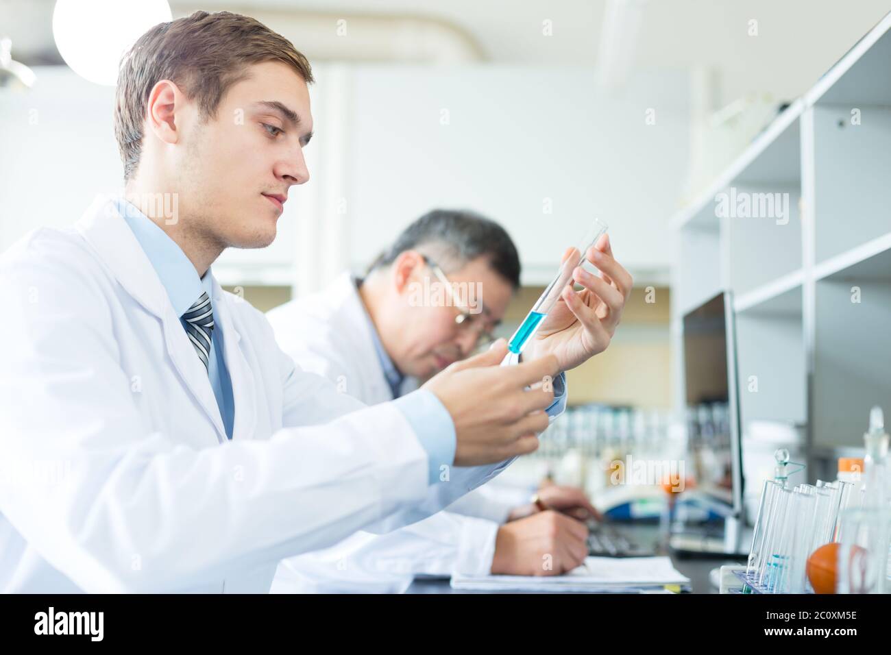 Leute, die chemischen Experiment im modernen Labor Stockfoto