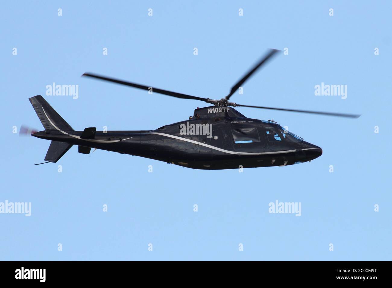 N109TF, eine Agusta A109 Mk.II von Castle Air Helicopters, die vom Prestwick Airport in Ayrshire abfliegt. Stockfoto