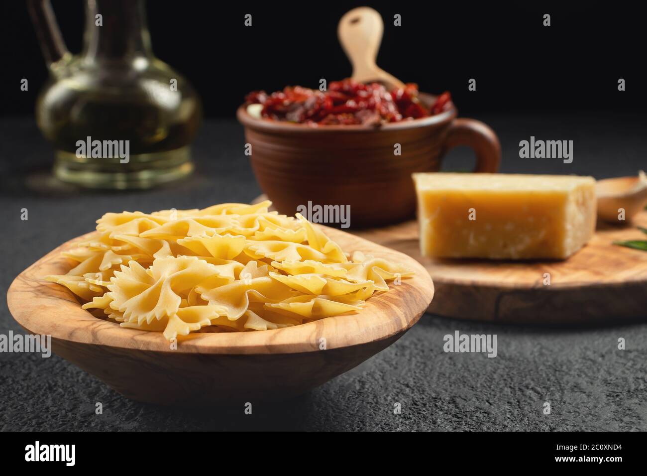 Zubereitung der Pasta mit sonnengetrockneten Tomaten und Parmesan. Italienische Küche, Zutaten Stockfoto