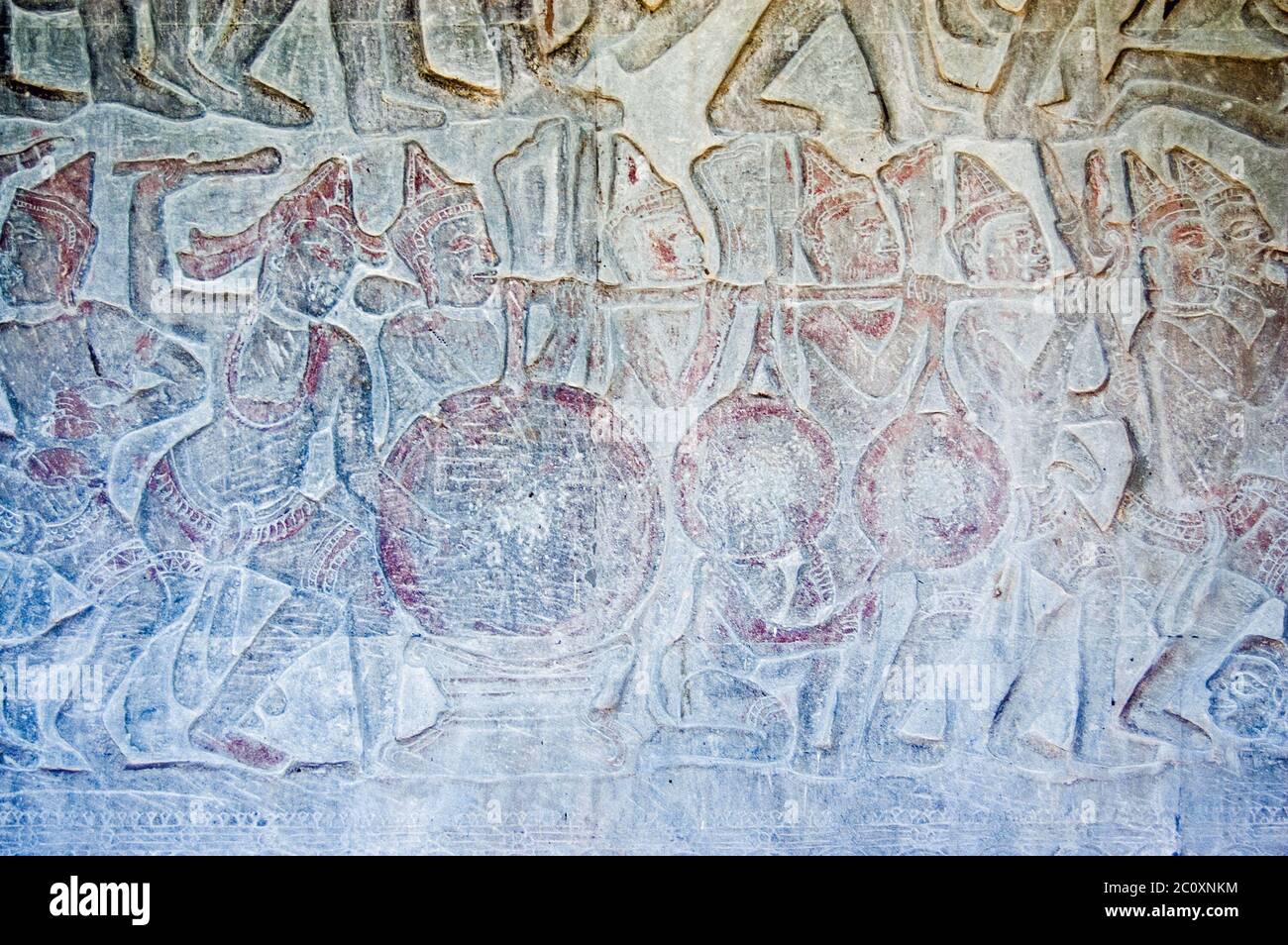 Bas Relief Schnitzerei von Armeemusikern, die Gongs während einer Schlacht tragen und spielen. Frieze mit Krishna Fighting Bana, nördliche Galerie, Angkor Wat Te Stockfoto