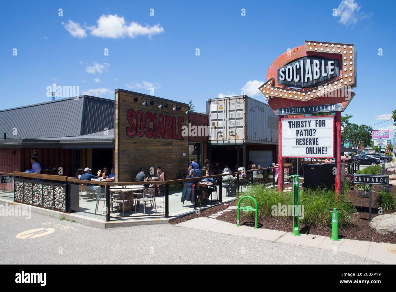 Brantford, Kanada. Juni 2020. Am 12. Juni 2020 speisen die Menschen auf der Terrasse eines Restaurants in Brantford, Ontario, Kanada. Die Provinz Ontario erlaubte den meisten Regionen außerhalb der Toronto und Hamilton-Gebiete, am Freitag während des COVID-19-Ausbruchs weitere Geschäfte wieder zu eröffnen, einschließlich Restaurantterrassen, Friseursalons und Einkaufszentren. Quelle: Zou Zheng/Xinhua/Alamy Live News Stockfoto