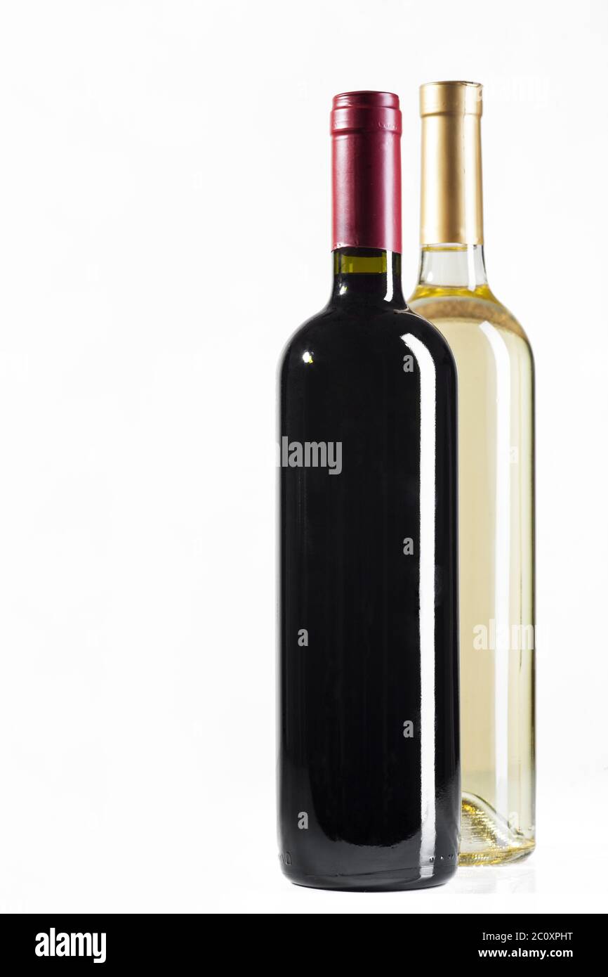 Rote und weiße Weinflaschen Stockfoto