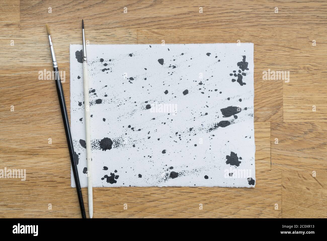 Tintenabdruck auf weißem Papier auf einer Holzoberfläche Stockfoto