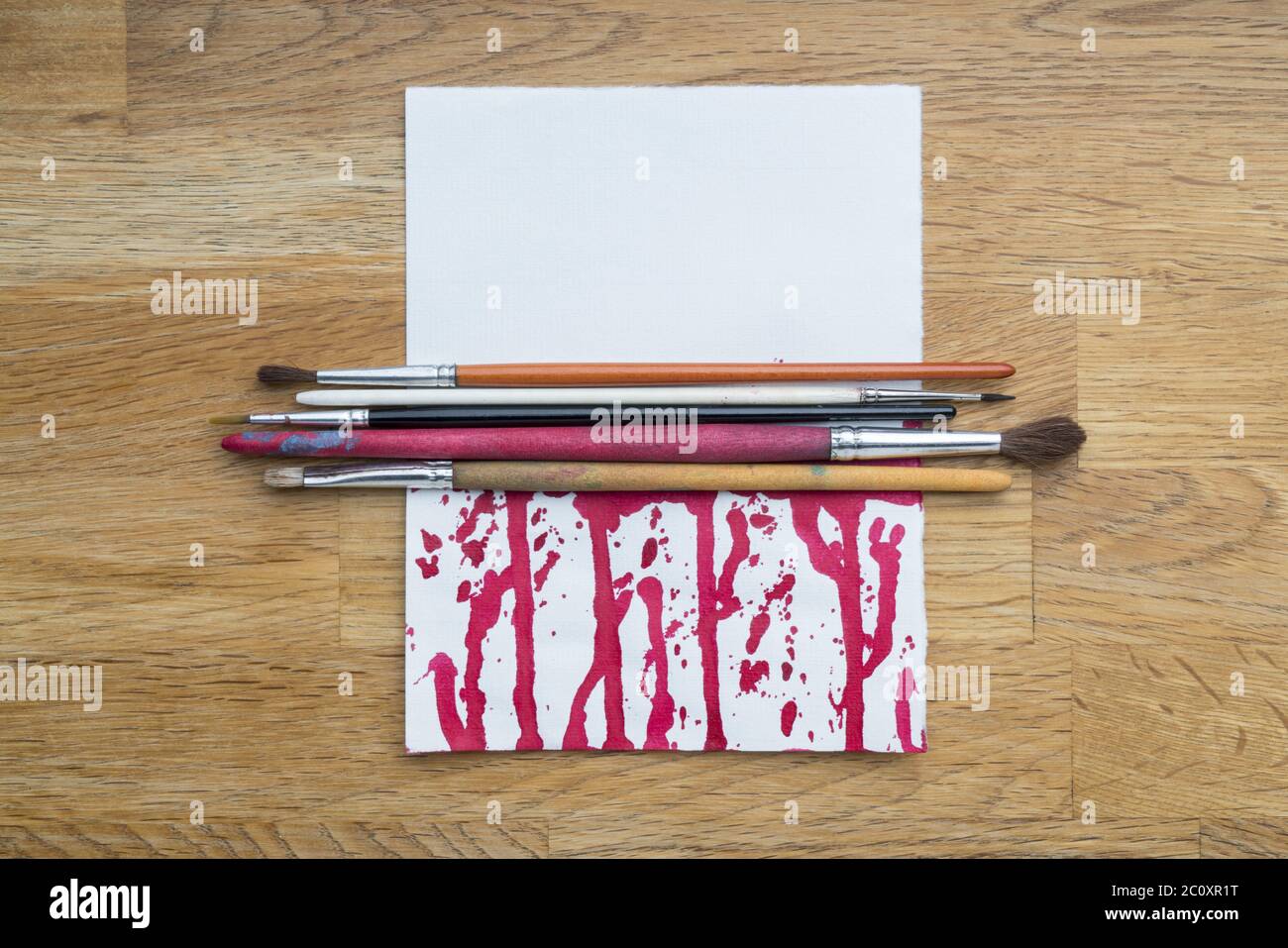 Blutige Tintenflecken mit verschiedenen Bürsten auf weißem Papier Stockfoto