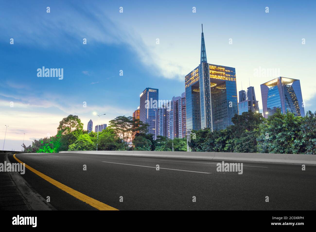 Leere Asphaltstraße und moderne Gebäude in Guangdong Stockfoto