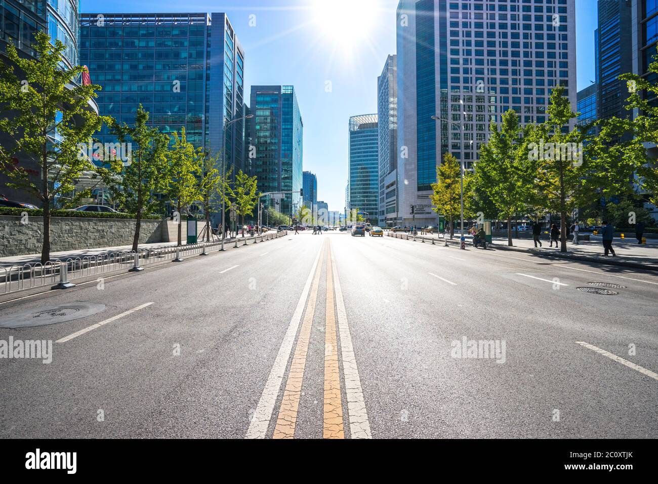 Stadt Straße durch moderne Gebäude in Peking Stockfoto