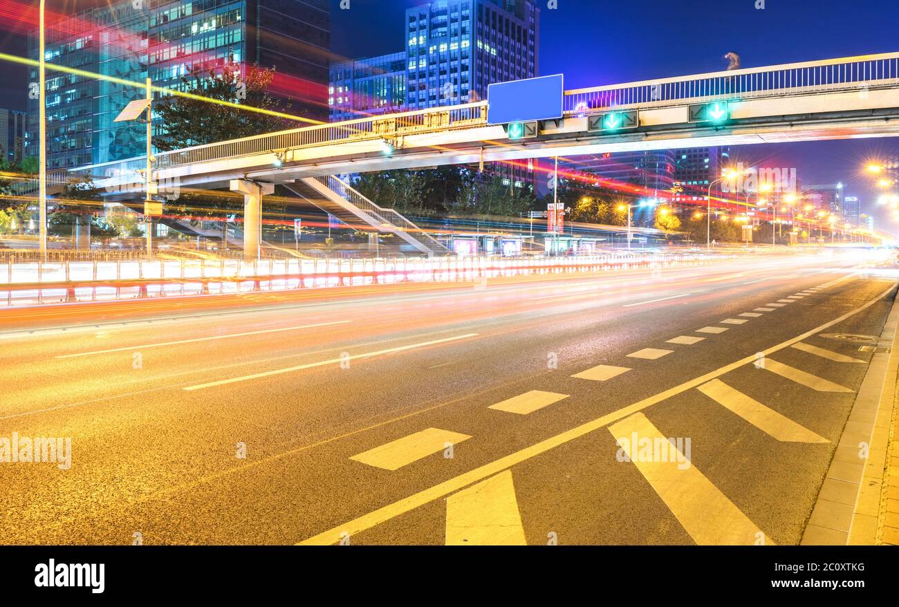 Stadt Straße durch moderne Gebäude in Peking Stockfoto