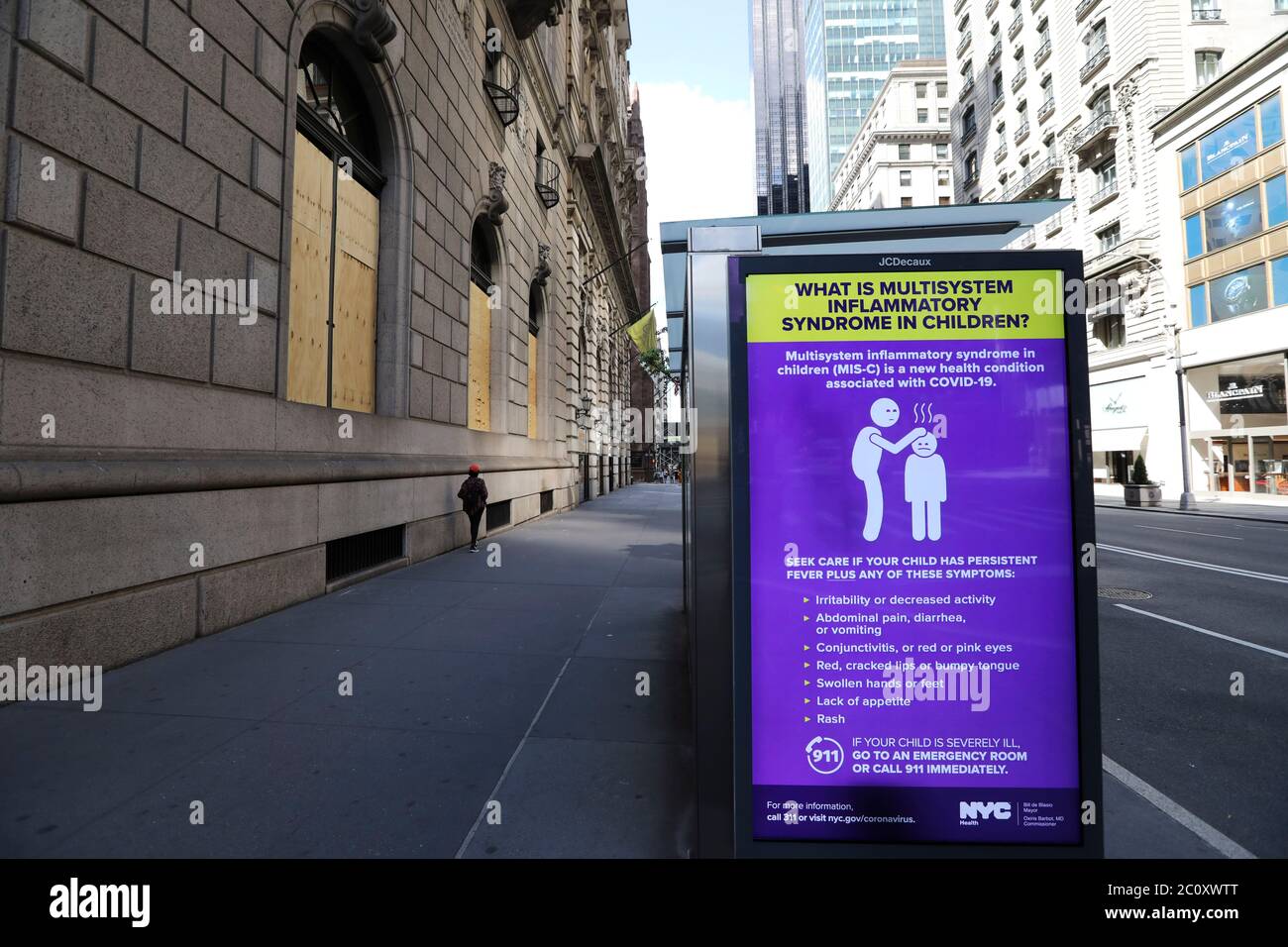 New York, USA. Juni 2020. Ein öffentlicher Informationsbildschirm zeigt das Wissen über COVID-19 auf der Fifth Avenue während der Phase One Wiedereröffnung in New York, USA, 12. Juni 2020. Quelle: Wang Ying/Xinhua/Alamy Live News Stockfoto