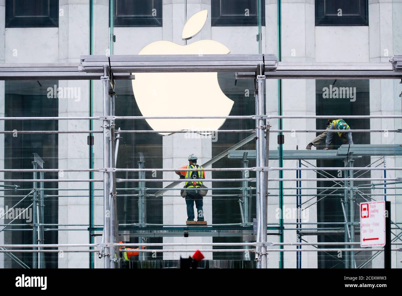 New York, USA. Juni 2020. Arbeiter entfernen die Blöcke um ein Apple-Geschäft auf der Fifth Avenue während der Phase One Wiedereröffnung in New York, USA, 12. Juni 2020. Quelle: Wang Ying/Xinhua/Alamy Live News Stockfoto