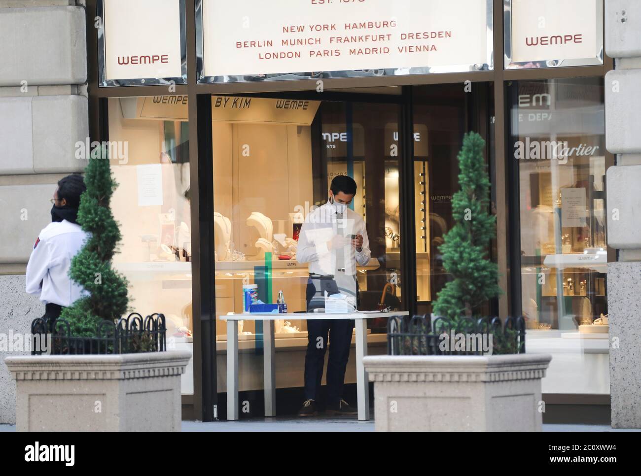 New York, USA. Juni 2020. Ein arbeitend arbeitend Personal wartet auf Kunden am Eingang eines Wempe Geschäfts auf Fifth Avenue während der Phase eins Wiedereröffnung in New York, USA, 12. Juni 2020. Quelle: Wang Ying/Xinhua/Alamy Live News Stockfoto