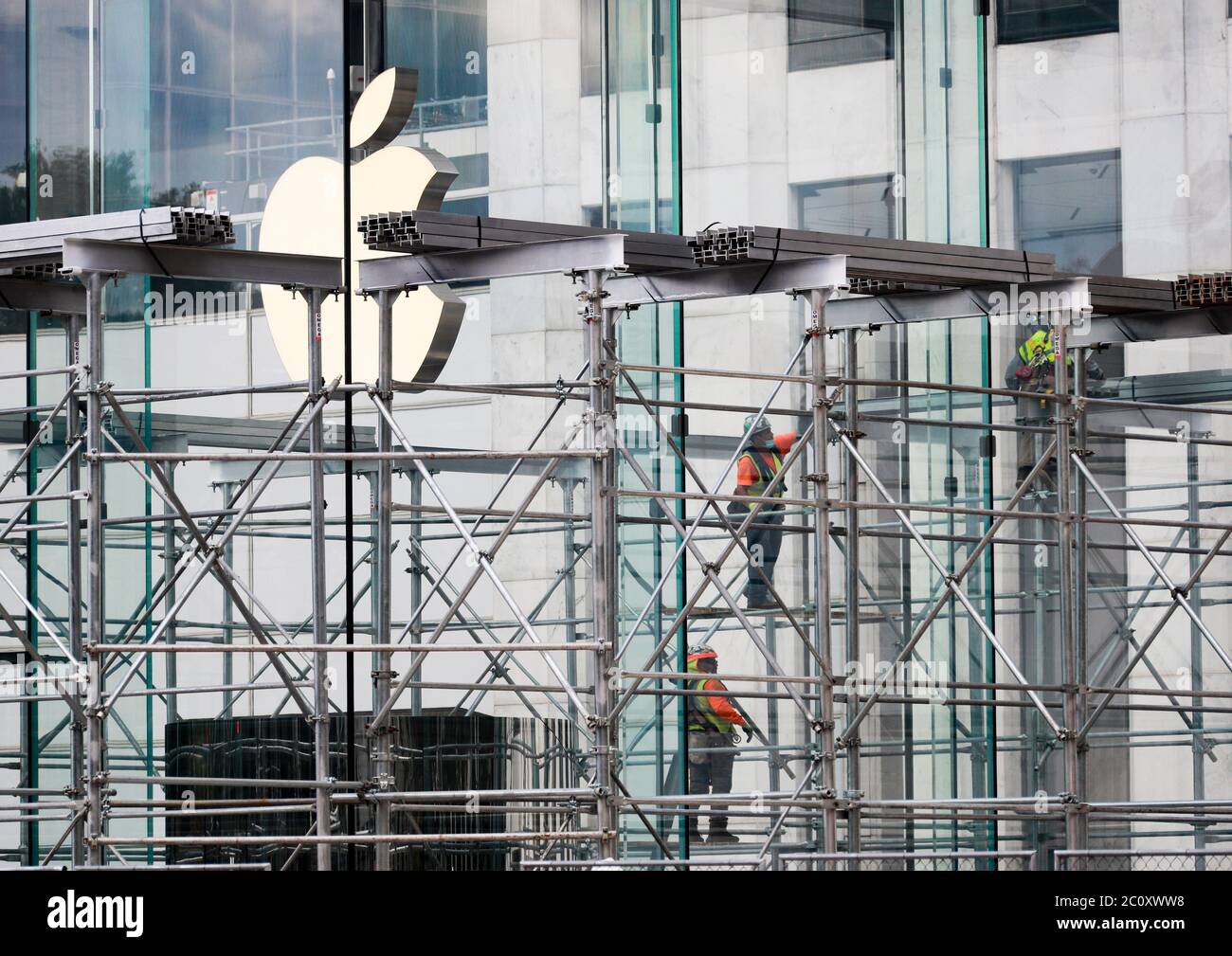 New York, USA. Juni 2020. Arbeiter entfernen die Blöcke um ein Apple-Geschäft auf der Fifth Avenue während der Phase One Wiedereröffnung in New York, USA, 12. Juni 2020. Quelle: Wang Ying/Xinhua/Alamy Live News Stockfoto