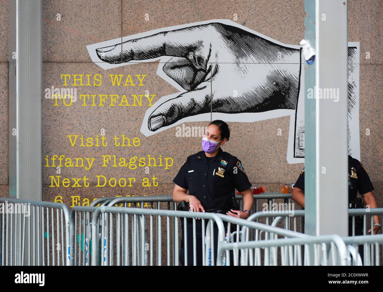 New York, USA. Juni 2020. Polizeibeamte stehen Wache in der Nähe eines Tiffany-Geschäfts auf der Fifth Avenue während der Phase-1-Wiedereröffnung in New York, USA, 12. Juni 2020. Quelle: Wang Ying/Xinhua/Alamy Live News Stockfoto