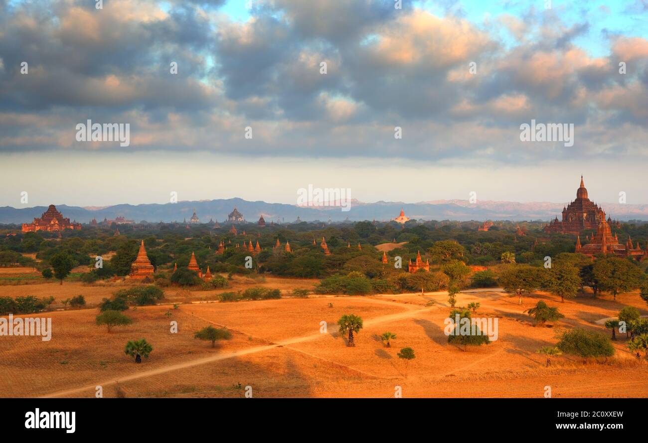 Tempel in Bagan bei Sonnenaufgang, Myanmar Stockfoto