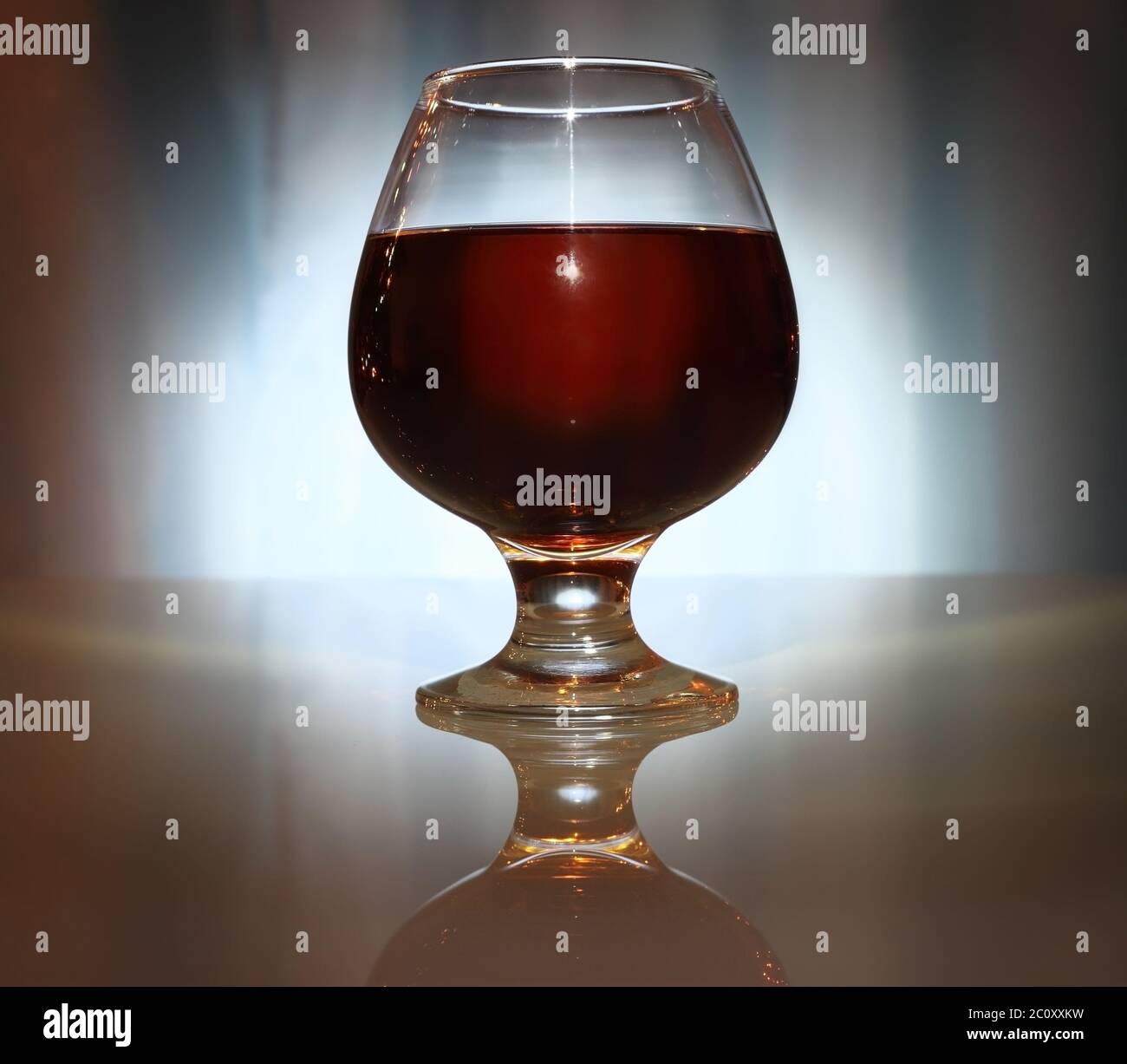Wineglass von alkoholischen Getränken Stockfoto