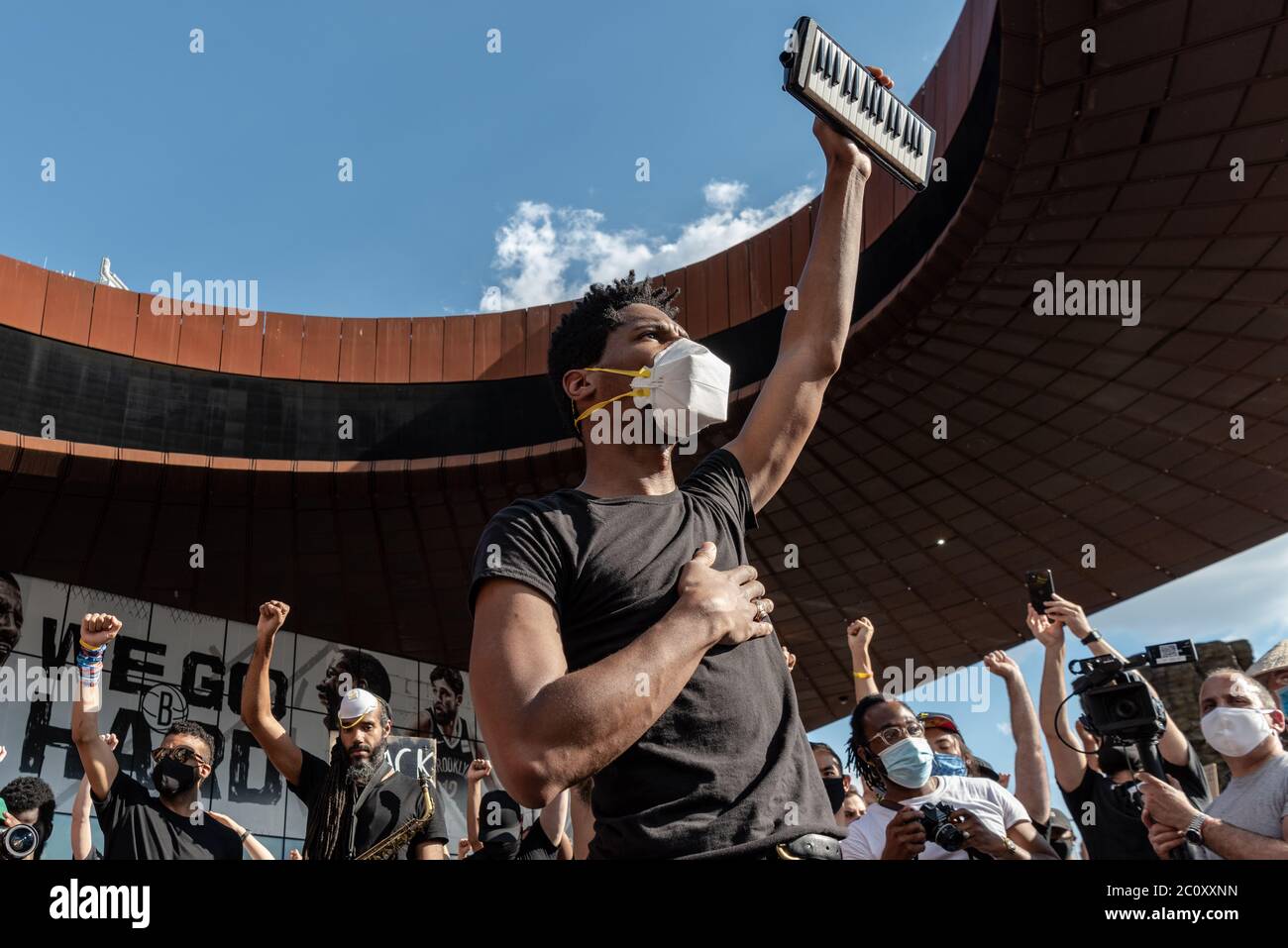 Brooklyn, Vereinigte Staaten Von Amerika . Juni 2020. Jon Batiste und seine Band 'Stay Human' treten in der dritten Protestwoche nach dem Tod von George Floyd auf und spielen am 12. Juni 2020 im Barclays Center in Brooklyn, New York, um Rassengerechtigkeit zu fordern. (Foto von Gabriele Holtermann/Sipa) Quelle: SIPA USA/Alamy Live News Stockfoto