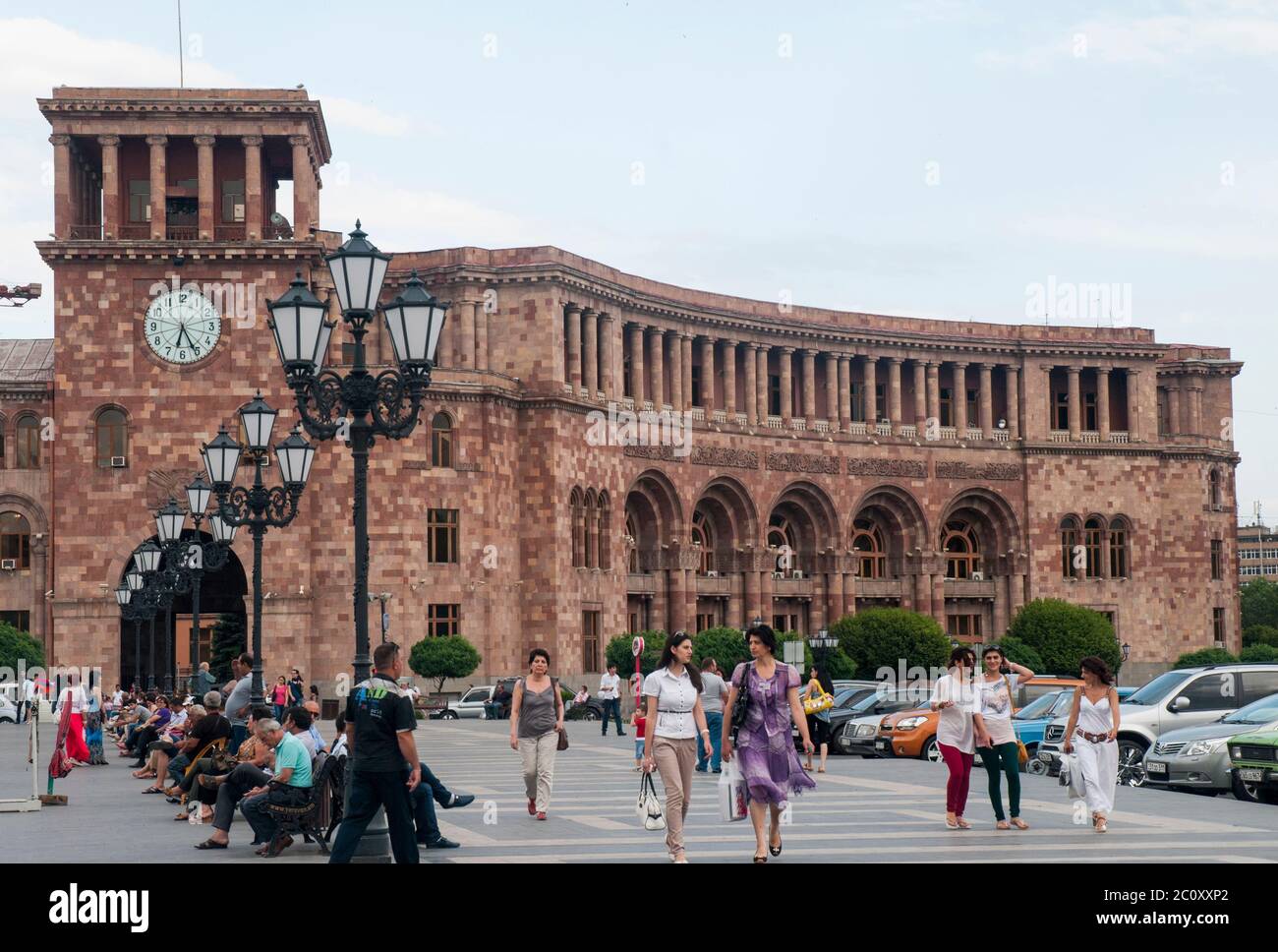 Menschen auf dem Platz der Republik im Herzen von Jerewan, der Hauptstadt der ehemaligen sowjetrepublik Armenien Stockfoto