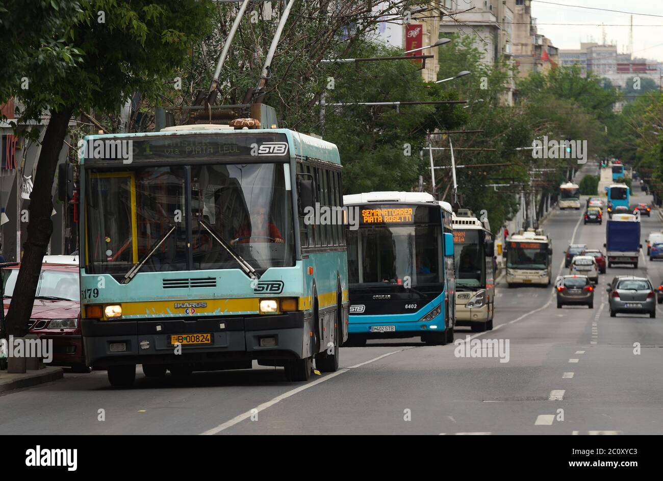 Bukarest, Rumänien - 01. Juni 2020: Bukarest Transport Society Obus und Busse sind im Verkehr auf Regina elisabeta Boulevard in Bukarest. Stockfoto