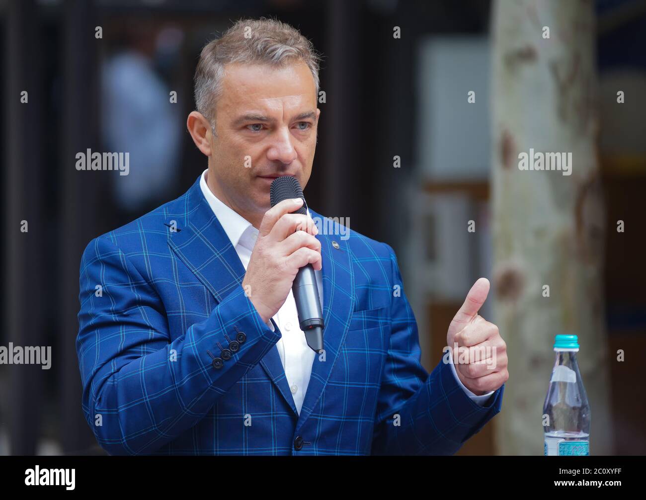 Bukarest, Rumänien - 01. Juni 2020: Daniel Mischie, CEO der City Grill Group, spricht während einer Pressekonferenz der Hotel- und Restaurantbranche Stockfoto