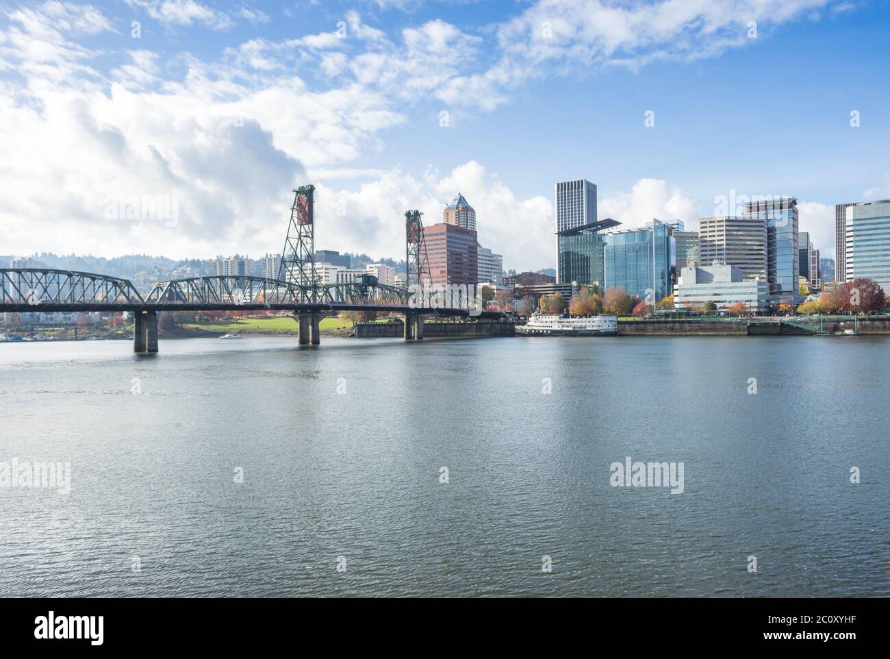 Ruhigen Wasser mit Stadtbild und die Skyline von Portland Stockfoto