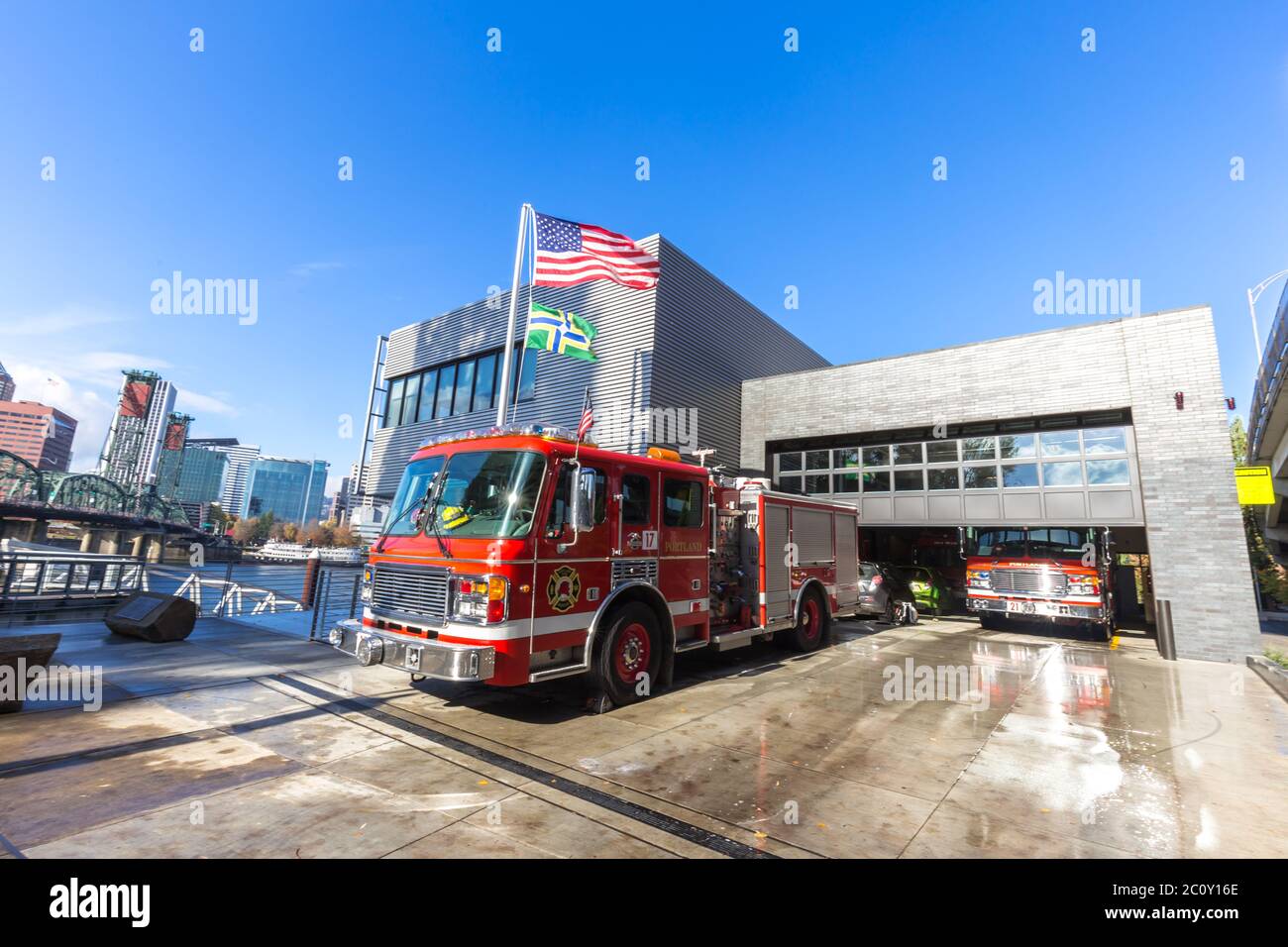 Löschfahrzeuge Stop in der Feuerwache in Portland Stockfoto