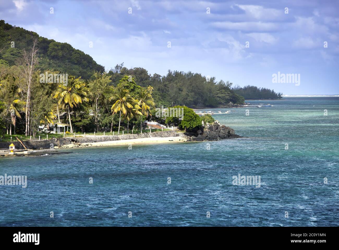 Blick von der Seite des Meeres auf die Küste. Mauritius. Stockfoto