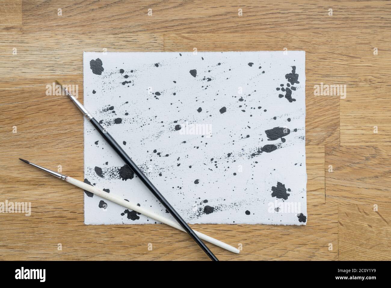 Tintenabdruck auf weißem Papier auf einer Holzoberfläche Stockfoto