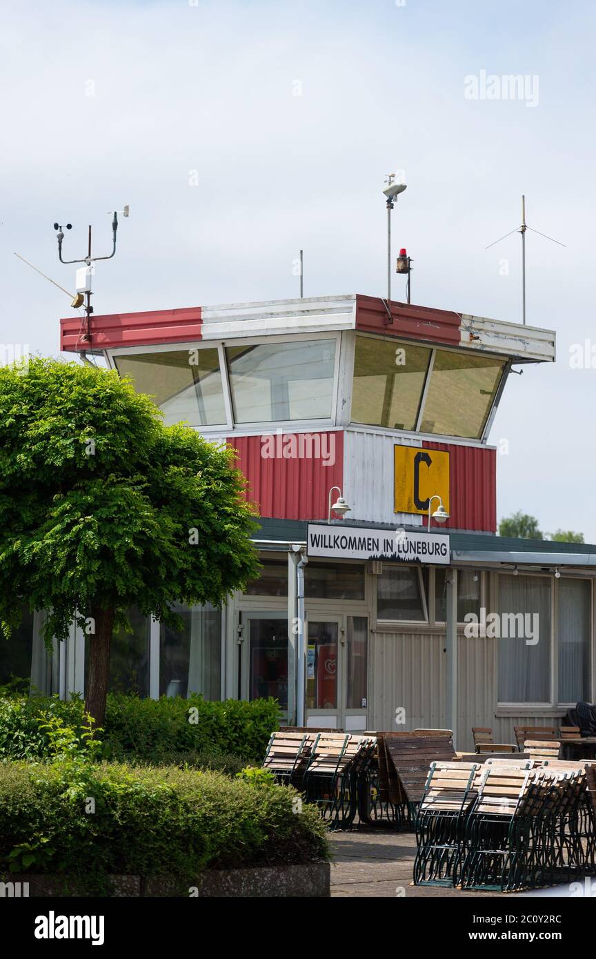 12. Juni 2020, Niedersachsen, Lüneburg: Der Turm auf dem Gelände des Luftsportvereins Lüneburg e.V. ob Lüneburg weiterhin einen kleinen Flughafen für Sportflugzeuge haben wird, soll in einer Bürgerentscheidung am Sonntag geklärt werden. Der Hansestadt-Rat hatte zuletzt im August gegen eine weitere Verlängerung des Mietvertrages mit einem Luftsportverein entschieden. Foto: Philipp Schulze/dpa Stockfoto
